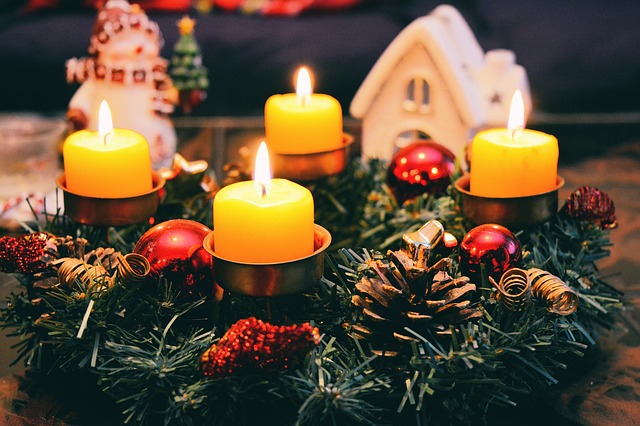 zapálený adventní věnec