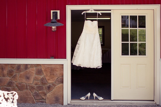 svatební šaty ve dveřích.jpg