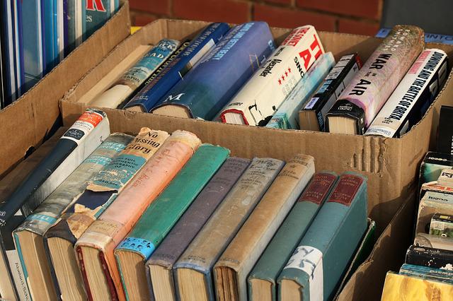 kartonové krabice s knihami